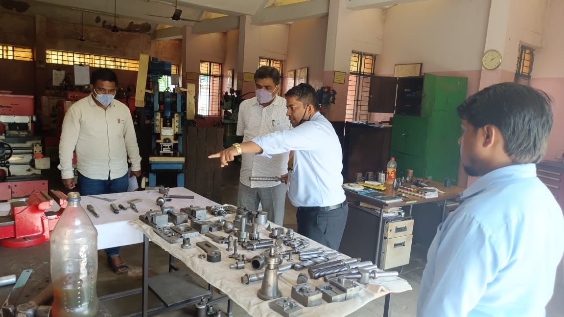 scstdevdept's tweet image. Sri 𝐏𝐚𝐝𝐦𝐚 𝐂𝐡𝐚𝐫𝐚𝐧 𝐍𝐚𝐲𝐚𝐤, PA ITDA, Rayagada visited the PRAYAS CTTC Training Centre and interacted with the teaching staff as well as the students. He also inspected the food facilities given to the trainees.
@CMO_Odisha @TribalAffairsIn @SecyChief 
#PRAYAS #STSCDEV