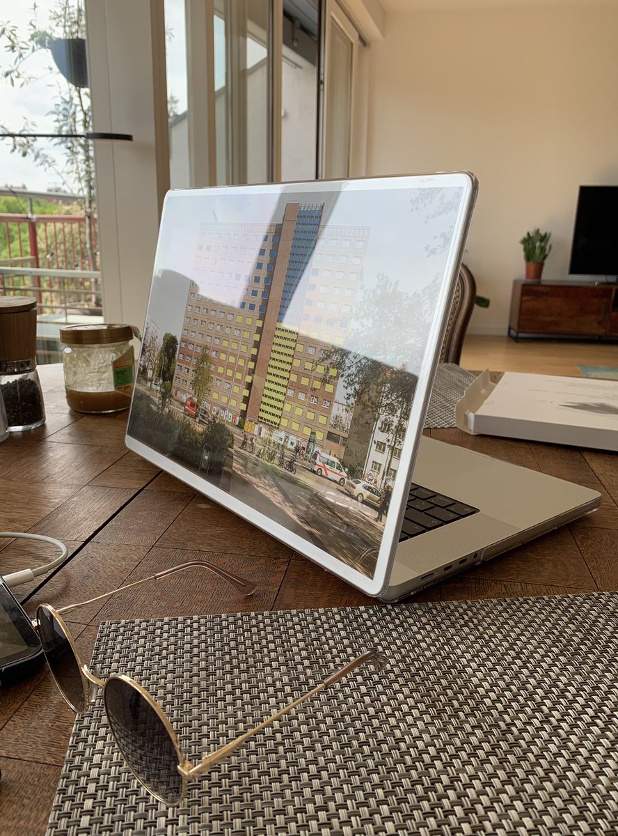 AnnaGipsystar's tweet photo. the best way to customise MacBook is to buy transparent case 😅 https://t.co/EgaeHO0k07