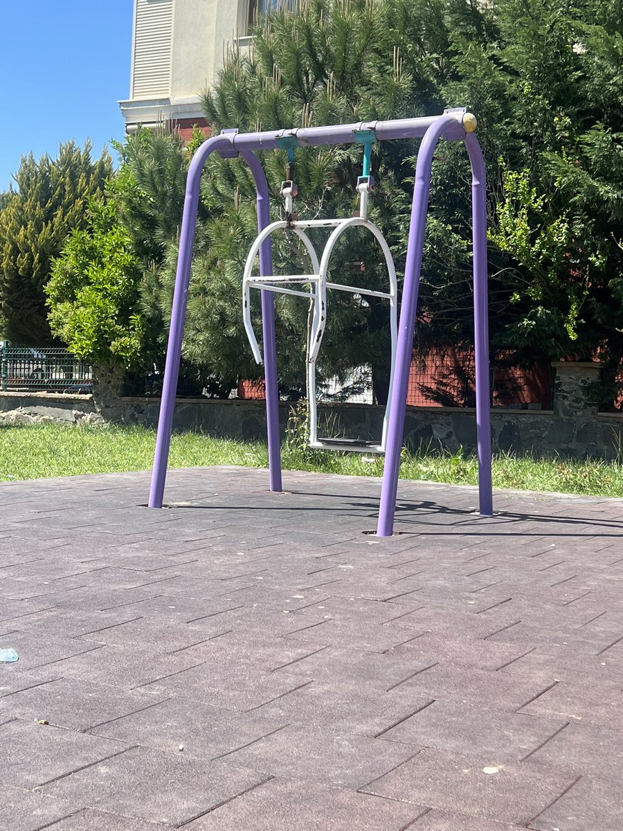 Cdmenes's tweet photo. Parkimizdaki kirik salincagi ne zaman tamir edeceksiniz? @spasabld @CuneyttYuksell https://t.co/TeAt4rbCMT