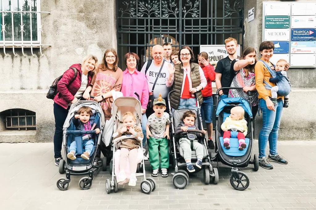 Che bello vivere in una città pacifica.  Passeggiare nei boschi e non avere paura delle mine. Giocare con i bambini. Prendere un cappuccino al bar. Abbracciare gli amici. Avere un futuro. 
Che bella è la pace!