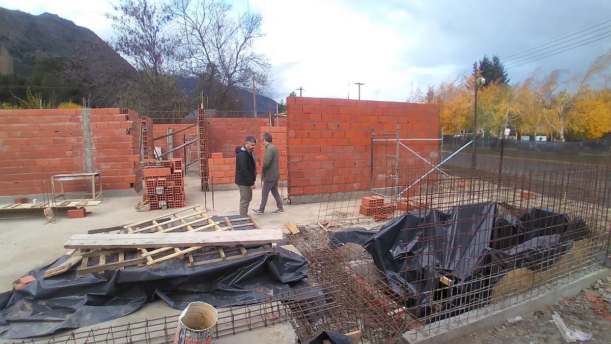 SIEPChubut's tweet photo. 👷El ministro de Infraestructura, Gustavo Aguilera, y el subsecretario de Obras Municipales, Sergio Ramón, recorrieron obras que ejecuta el @gobiernochubut en la Comarca Andina. 

➡️Se reunieron con los intendentes de El Hoyo, El Maitén, Cholila, Epuyén y Lago Puelo. https://t.co/M7YVFJesh2