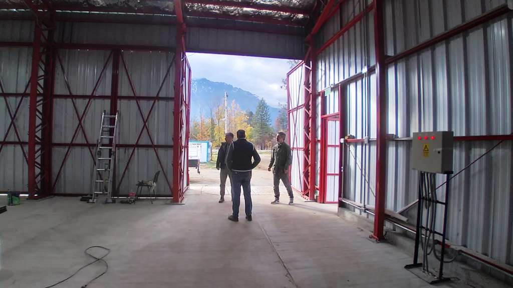 SIEPChubut's tweet photo. 👷El ministro de Infraestructura, Gustavo Aguilera, y el subsecretario de Obras Municipales, Sergio Ramón, recorrieron obras que ejecuta el @gobiernochubut en la Comarca Andina. 

➡️Se reunieron con los intendentes de El Hoyo, El Maitén, Cholila, Epuyén y Lago Puelo. https://t.co/M7YVFJesh2