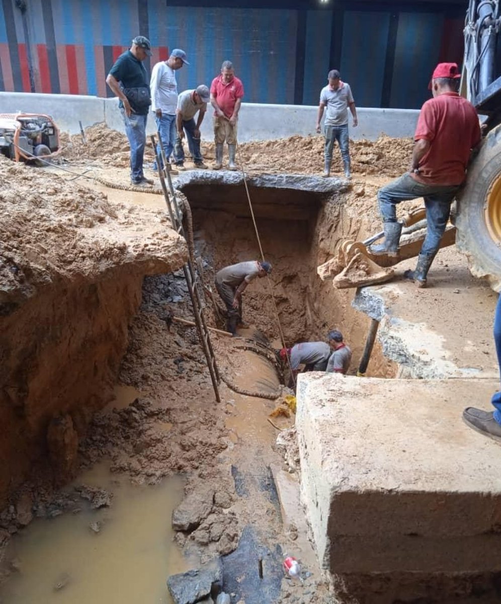 solanojuanc's tweet photo. 10May ATENCIÓN! Eviten la Av Libertador. El día hoy continuarán cerradas las trincheras por trabajos de reparación de tubería matriz y la parte superior se encuentra muy congestionada. @FMCENTER https://t.co/leJSFbGMSC