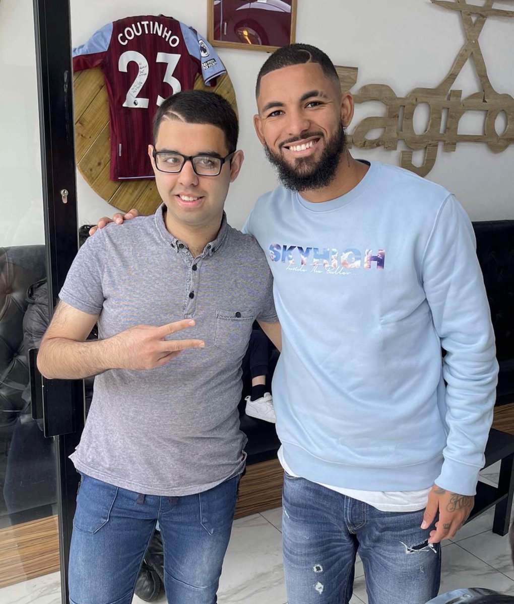 HBVCollege's tweet photo. Usman has been busy promoting HBVC FC to professional footballers around the city! ⚽💚🌳💚⚽ #hbvctheplacetobe  @HbvcTeam https://t.co/4CKAQd3qIM