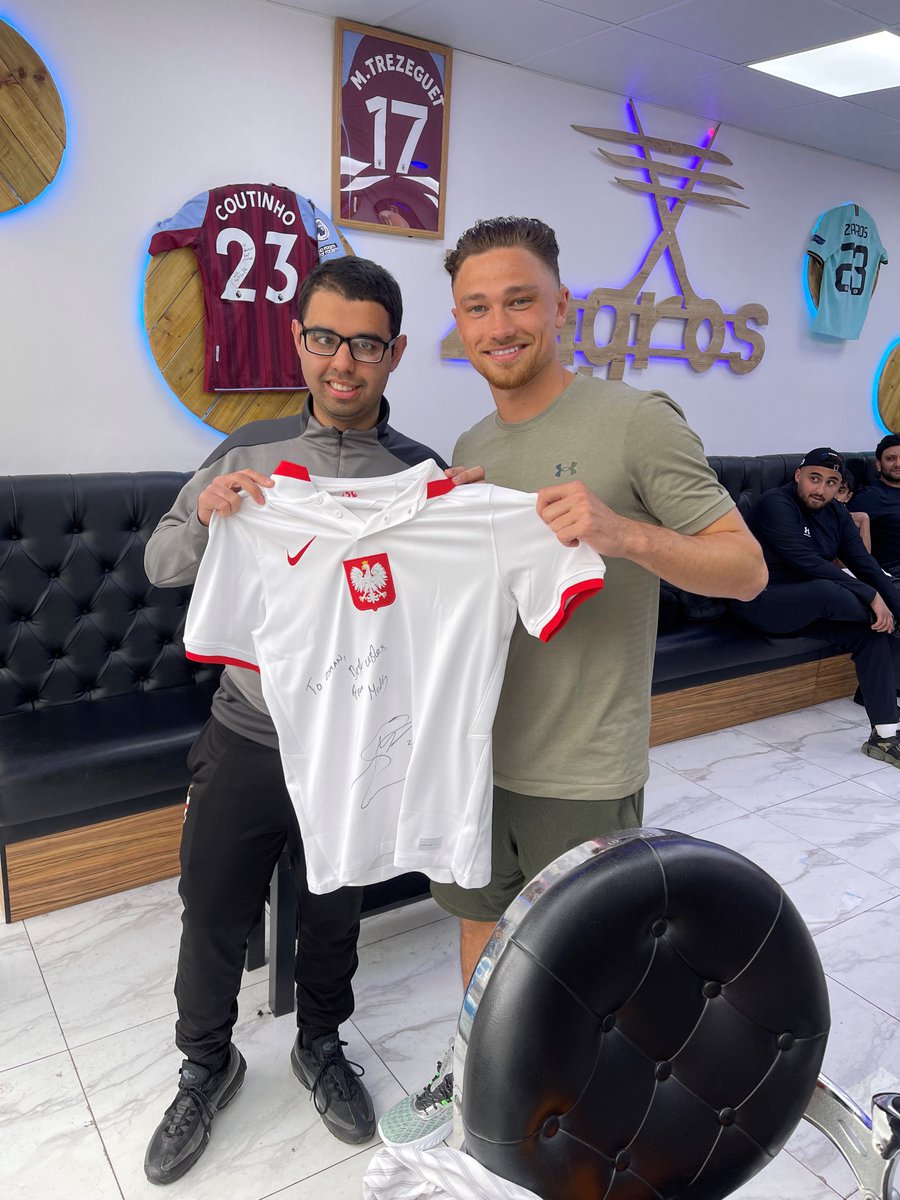 HBVCollege's tweet photo. Usman has been busy promoting HBVC FC to professional footballers around the city! ⚽💚🌳💚⚽ #hbvctheplacetobe  @HbvcTeam https://t.co/4CKAQd3qIM
