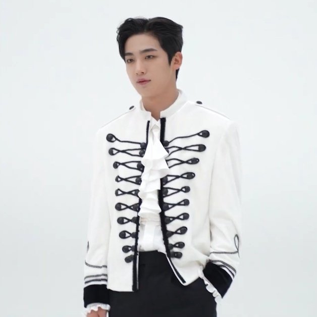 yohanlqs's tweet photo. a prince 🤍 https://t.co/vr20t2sUCK