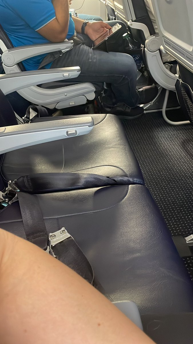 Andrea_Beth11's tweet photo. Added bonus to this flight! #rowtomyself https://t.co/aVTZsiCOyw