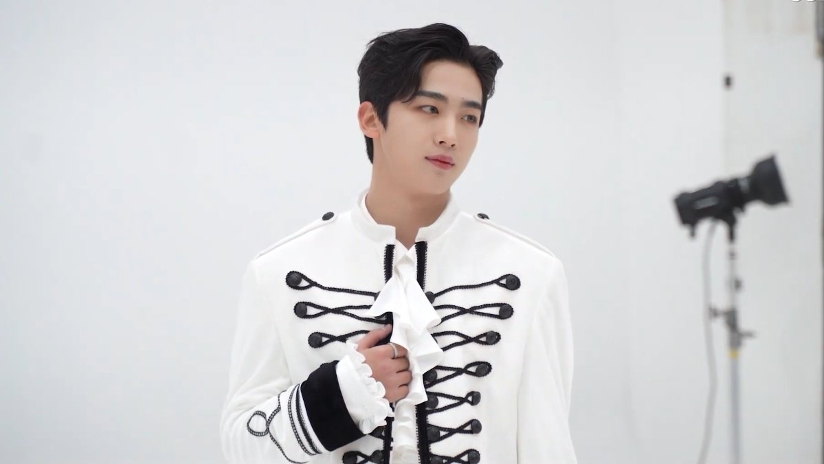 yohanlqs's tweet photo. a prince 🤍 https://t.co/vr20t2sUCK