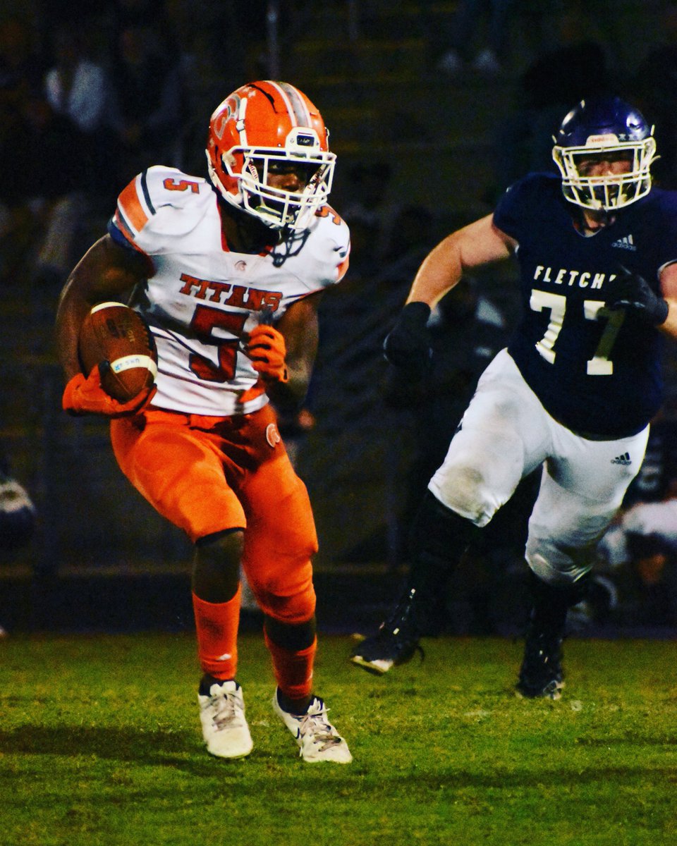 UHS Titans Football tweet media