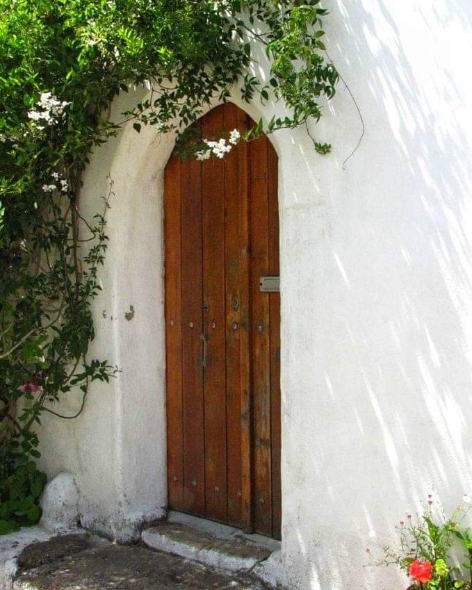 We often look, but how often do we see? If you're only looking for the "most important monuments", or the "three things you can't miss", then you're not very likely to see everything else. Do you just look or do you make an effort to see?
#portugal #travelphotography