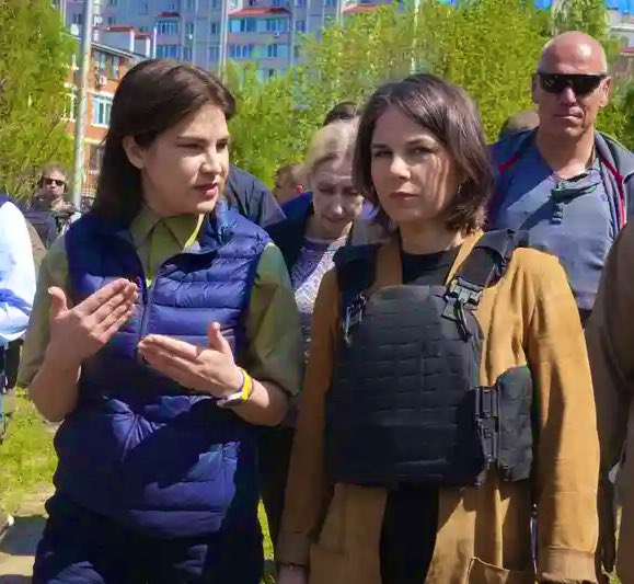 ralexdc's tweet photo. Ukrainian prosecutor general Iryna Venediktova and German foreign minister Annalena Baerbock near a mass grave in Bucha today…

Photo: Efrem Lukatsky/AP

#JusticeForBucha
#StandWithUkraine https://t.co/3dQ7NYYRtS