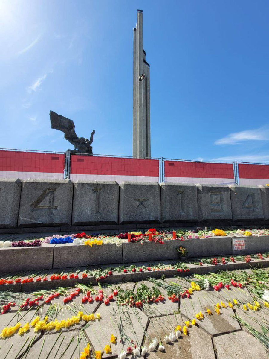 🌷Памятник освободителям в Риге снова в цветах. Их принесли местные жители, после того как власти рано утром бульдозерами уничтожили все, что горожане возложили к памятнику 9 мая!