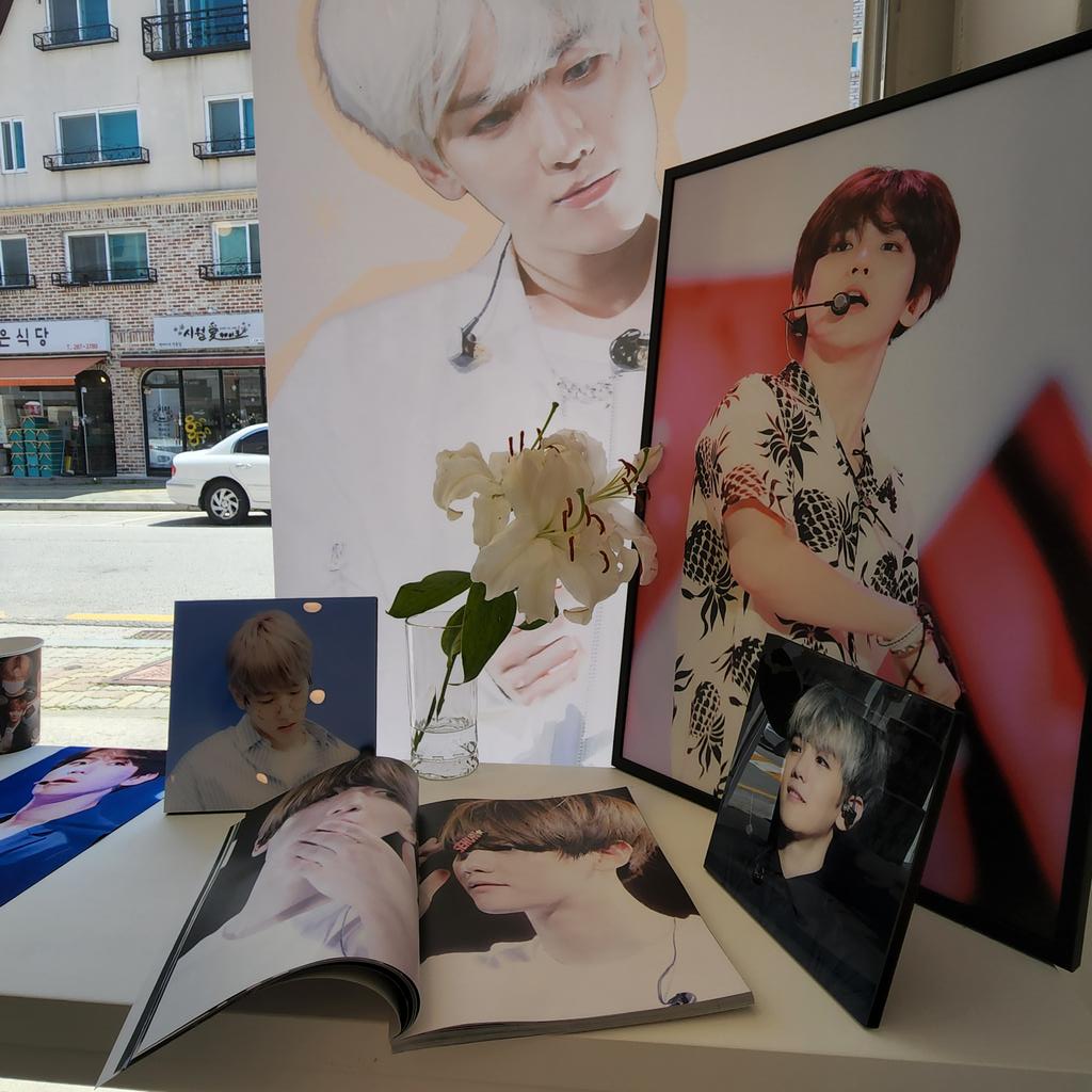 myallexo's tweet photo. 오늘도 멸치커피에 다녀왔어요~ 저번 주 목요일에 갔었는데 아쉬워서 한 번 더! 그러고 보니 백현이 생카의 처음과 끝을 멸치로 장식했네요🥰 카페 열어주신 큥매님과 멸치카페 사장님께 감사드립니다 정말 행복했어요❤❤❤
@kyoongmaz56 @meorchicoffee
#SPRINGINMAY_06
#딱_보고싶은_시간_큥일 https://t.co/43cQyDgOiP