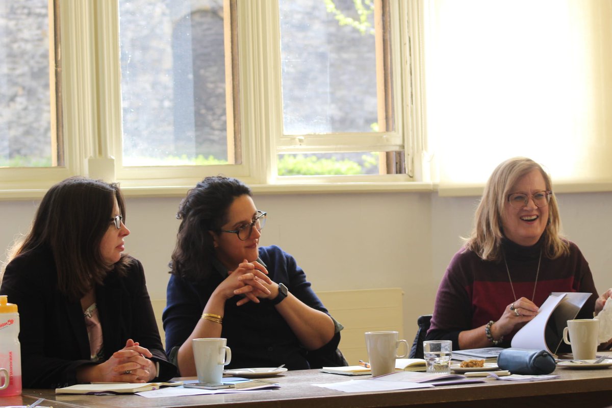 #tb to roundtable discussions with <a href="/TTW1984/">Dr Tara Talwar Windsor</a> and <a href="/ProfSaraJones/">Sara Jones</a> . I think I spy @ProfAliLewis1 flicking through an unofficial magazine of the GDR... 🧐📕🇩🇪