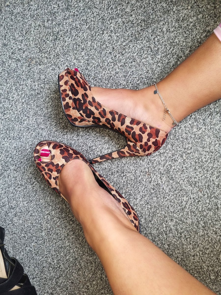BrookeRoseFF's tweet photo. So who would like to suck these toes? #toesuck #footfetısh #footworshi̇p #footlove #footdom https://t.co/hq0MM4sqlu