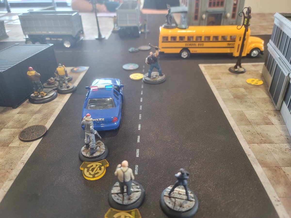 douganbrightaxe's tweet photo. #BatmanMiniatureGame by @knightmodels hit the table @NKGames last night. Birds of Prey tried to clean up the streets of Penguin's criminal empire. Meanwhile Ra's and the League took on Batman and the GCPD.

#miniaturegames #batmanminiatures #batman #Tabletopgames #tabletopgaming https://t.co/WDUp1d3nB1