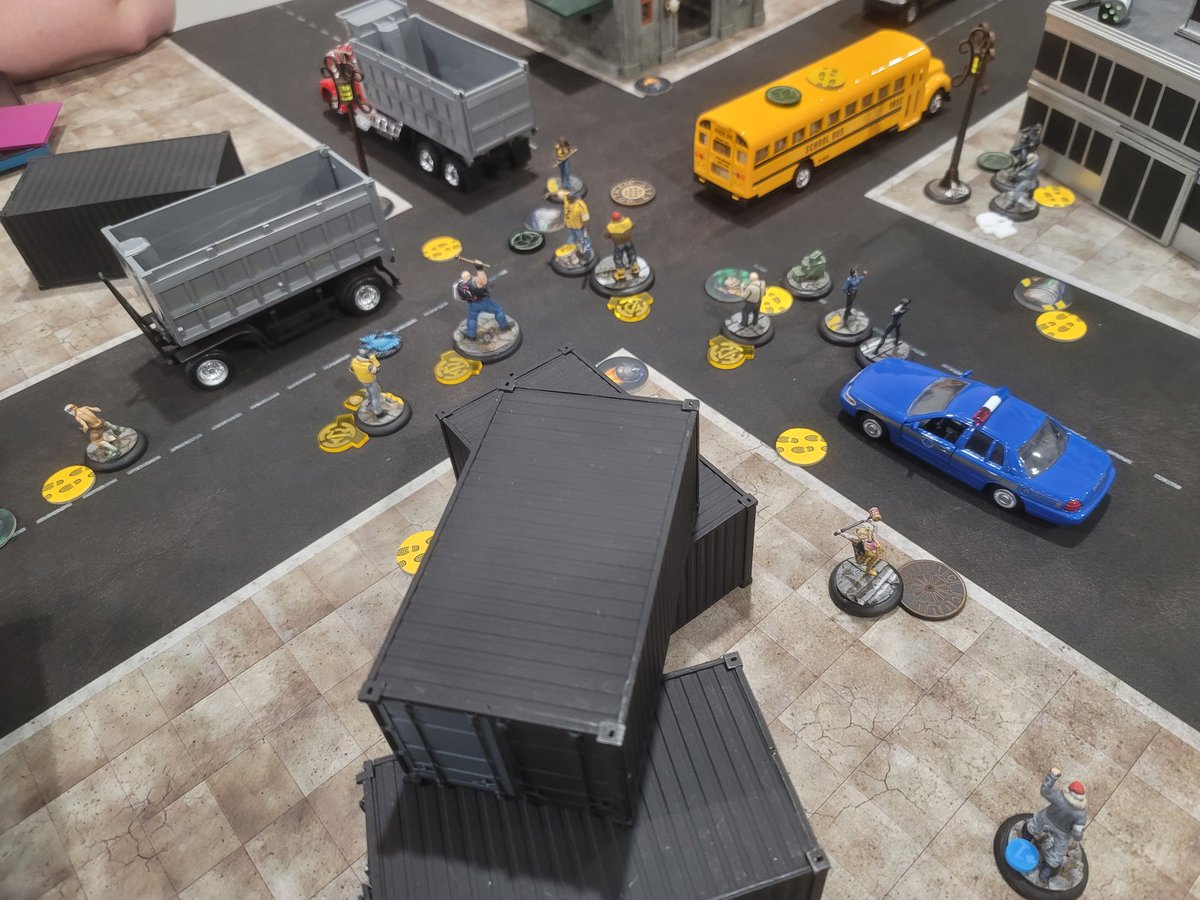douganbrightaxe's tweet photo. #BatmanMiniatureGame by @knightmodels hit the table @NKGames last night. Birds of Prey tried to clean up the streets of Penguin's criminal empire. Meanwhile Ra's and the League took on Batman and the GCPD.

#miniaturegames #batmanminiatures #batman #Tabletopgames #tabletopgaming https://t.co/WDUp1d3nB1