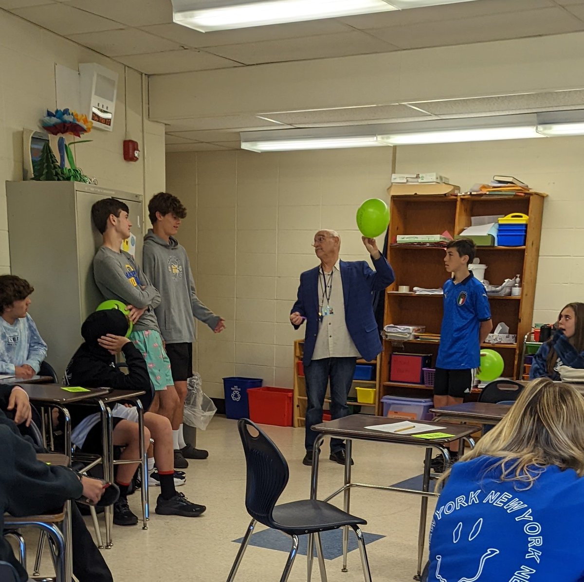 MrsPosch_MHS's tweet photo. Juggling stressors🎈 in #MHSLife today https://t.co/NeABXlKfIF