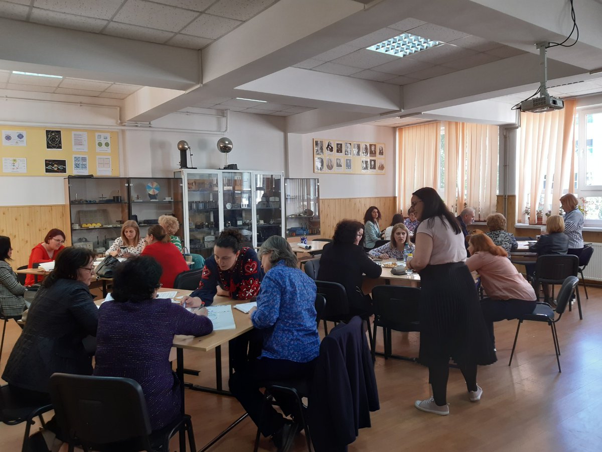 Cine a spus că adulţilor nu le place să se joace? 😎🤩
Colegele noastre Anca-Maria Gheorghe și Andreea-Ştefania Ionaşcu  s-au bucurat de energia faină a participanţilor la workshop-urile #litOUTer de la #Brăila. 

#workshops #projects#environment #microplastics #marenostrum #ngo