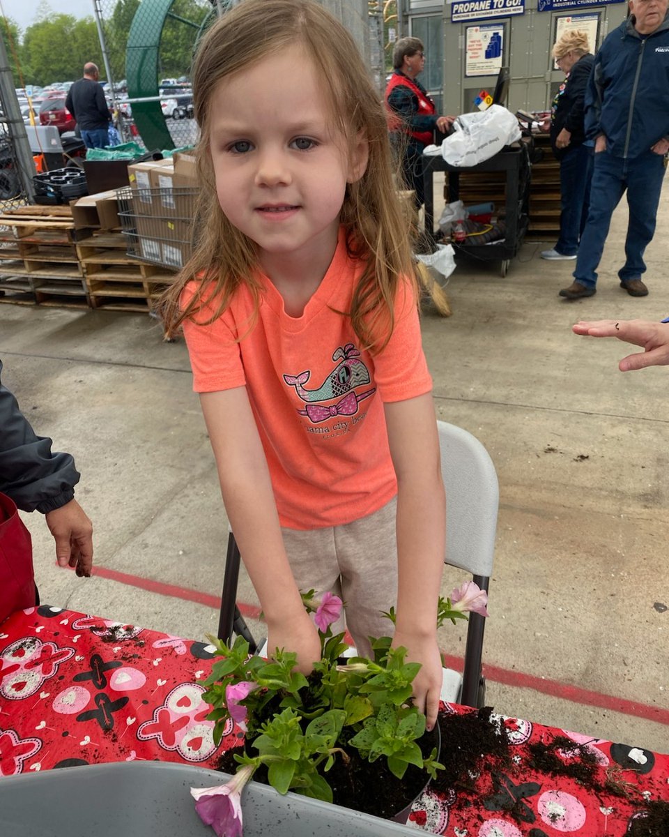 ruralkingsupply's tweet photo. Thank you to all who stopped by during our Plant a Pot for Mom event! Lots of kids and parents left with smiles and #flowers! 😄
#ruralking #mothersday #storeevent #flowersformom https://t.co/hIvrMTugZQ