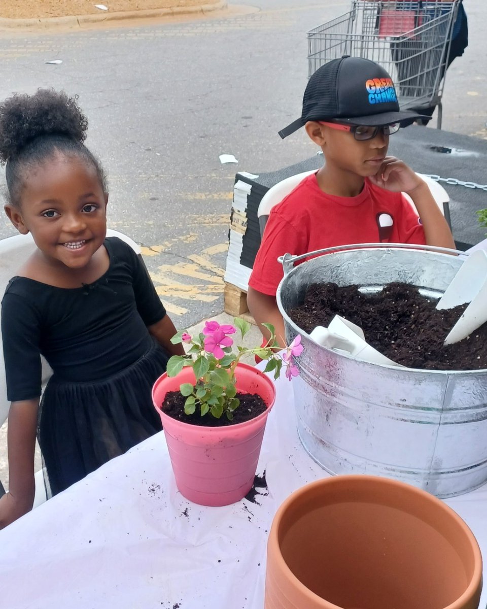 ruralkingsupply's tweet photo. Thank you to all who stopped by during our Plant a Pot for Mom event! Lots of kids and parents left with smiles and #flowers! 😄
#ruralking #mothersday #storeevent #flowersformom https://t.co/hIvrMTugZQ