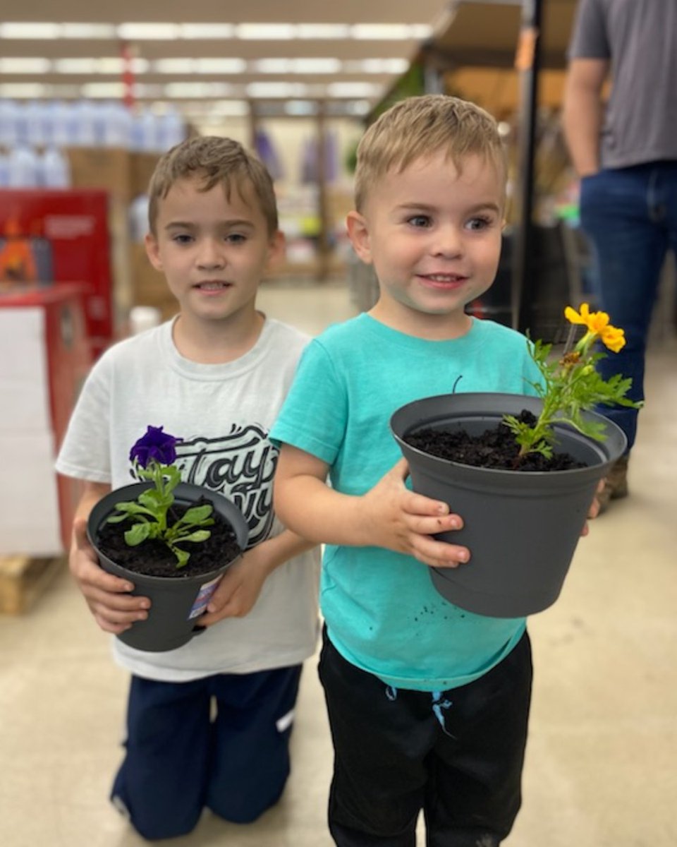 ruralkingsupply's tweet photo. Thank you to all who stopped by during our Plant a Pot for Mom event! Lots of kids and parents left with smiles and #flowers! 😄
#ruralking #mothersday #storeevent #flowersformom https://t.co/hIvrMTugZQ