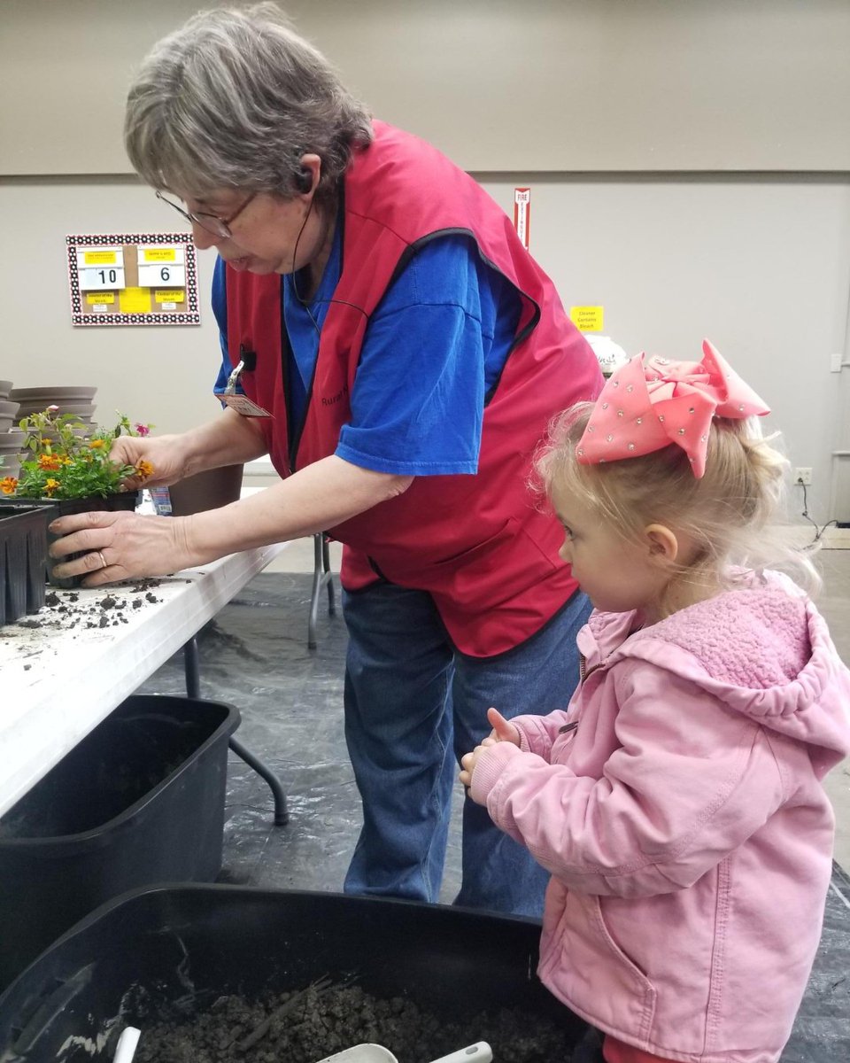 ruralkingsupply's tweet photo. Thank you to all who stopped by during our Plant a Pot for Mom event! Lots of kids and parents left with smiles and #flowers! 😄
#ruralking #mothersday #storeevent #flowersformom https://t.co/hIvrMTugZQ