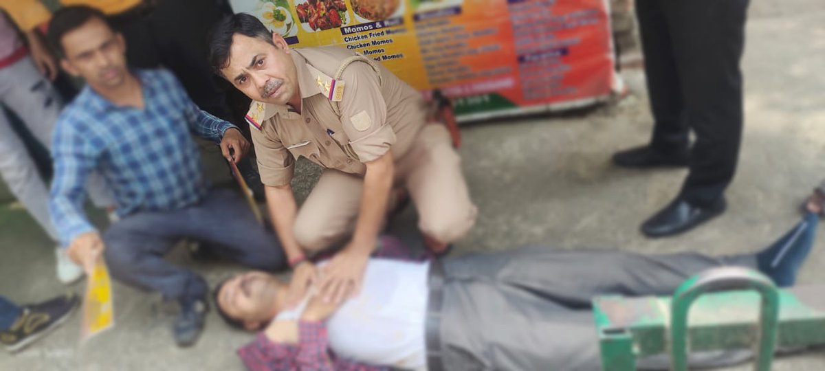 noidapolice's tweet photo. पुलिस कमिश्नरेट गौतमबुद्धनगर का मानवीय चेहरा।

मेट्रो स्टेशन सेक्टर-16 नोएडा के पास अचानक बेहोश होक�� गिरे व्यक्ति को थाना फेस-1 नोएडा पर तैनात उपनिरीक्षक अरूण कुमार वर्मा द्वारा तत्काल सीपीआर की मदद से बचाई जान। https://t.co/BLsDq3r0gN