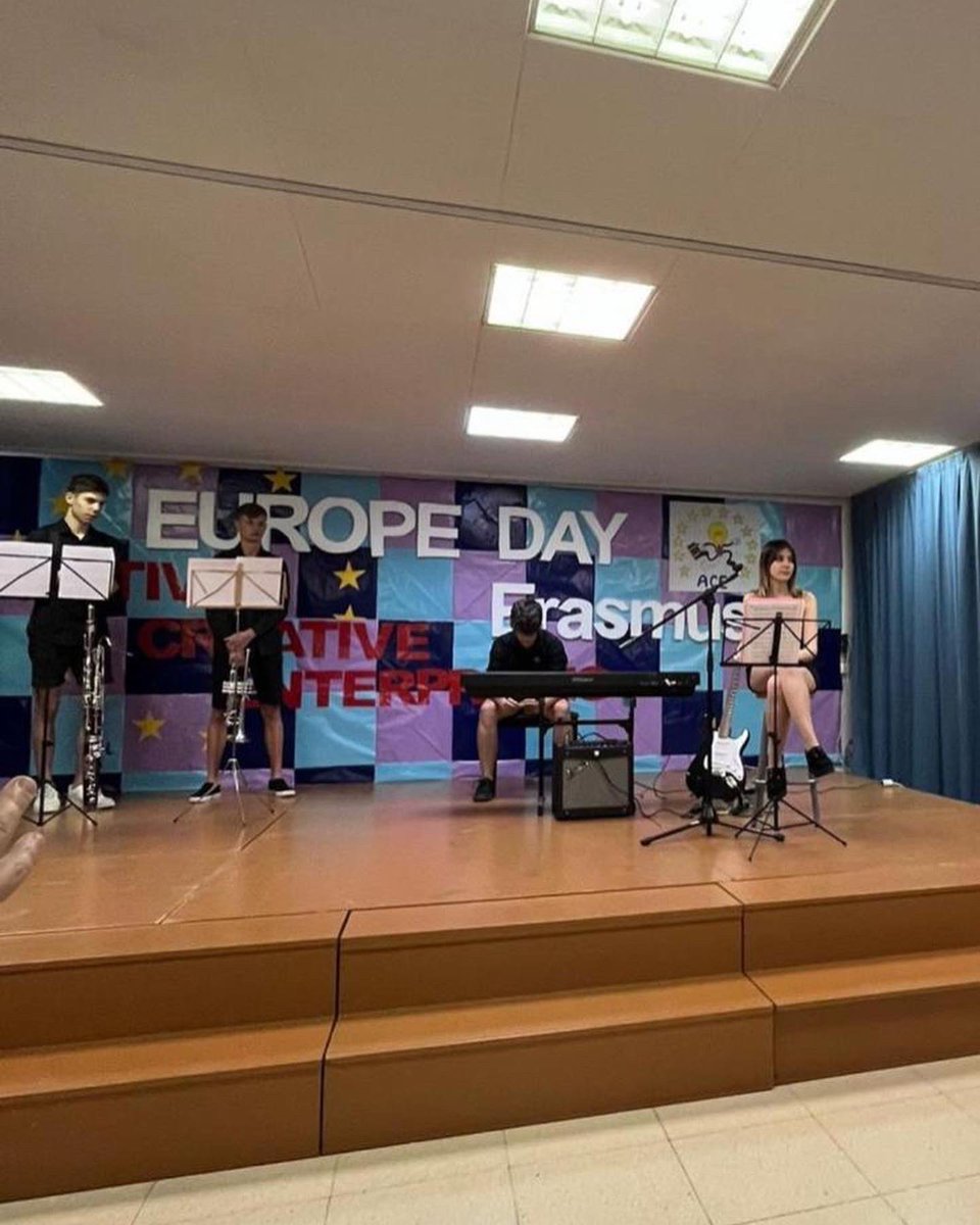 Escolaelcim's tweet photo. 🇪🇺𝐃𝐀𝐘 𝟏~ Celebració del dia d’Europa donant la benvinguda als nostres companys del projecte ERASMUS+. Benvinguts! Welcome! #escolaelcim #terrassa #ErasmusPlus
#etwinninig_europe
#ErasmusPlusES
#MiErasmusPlus
@sepie_gob
#activecreativeenterprising https://t.co/2L34mZihsC