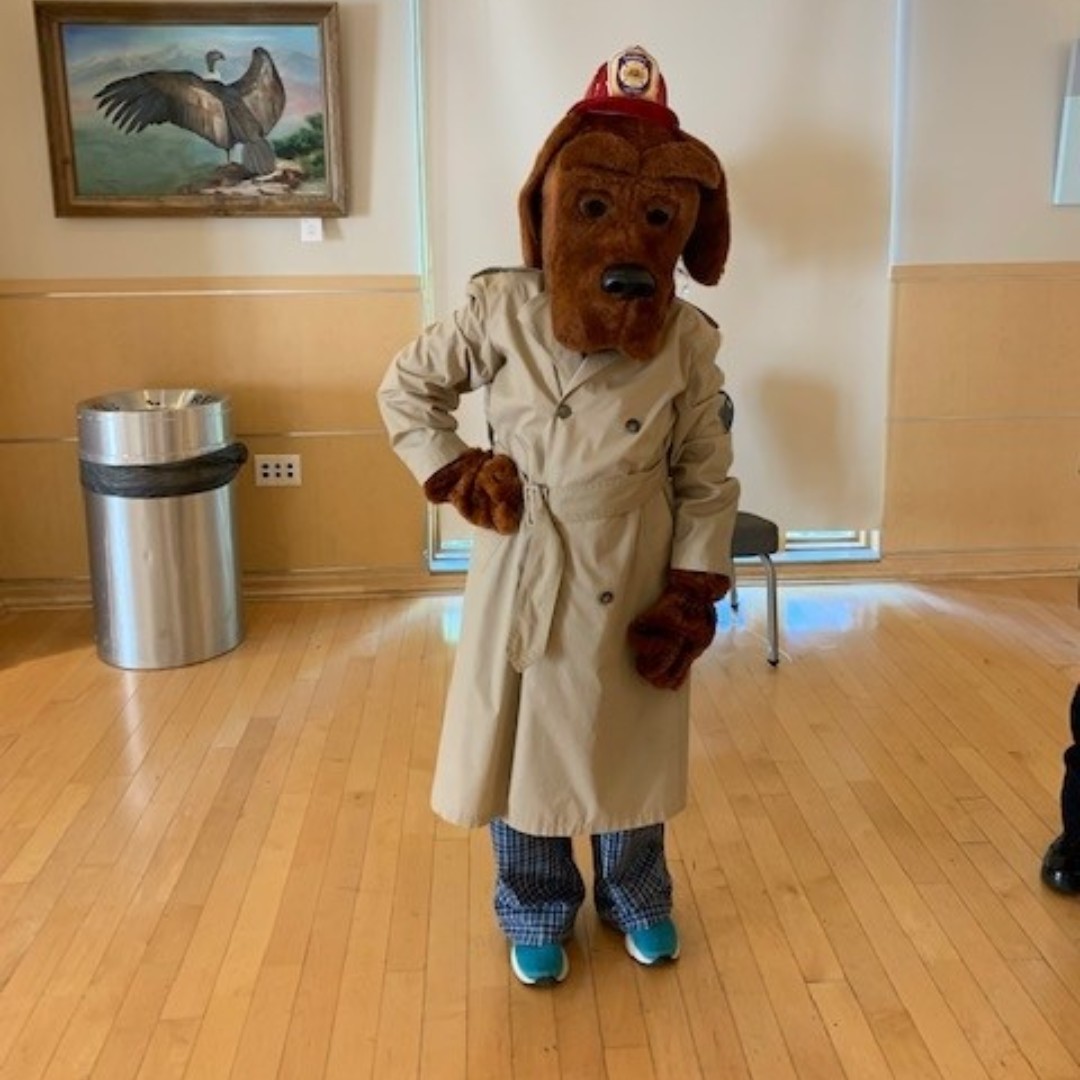 CityofFairfaxFD's tweet photo. #McGruffTheCrimeDog looks mighty handsome in his #FireHelmet, am I right? 😍 

#McGruff #FightCrime #PreventFires #TakeABiteOutOfCrime 

@McGruffatNCPC @CityofFairfaxVA @FairfaxCityPD https://t.co/zZt9ikxHd6