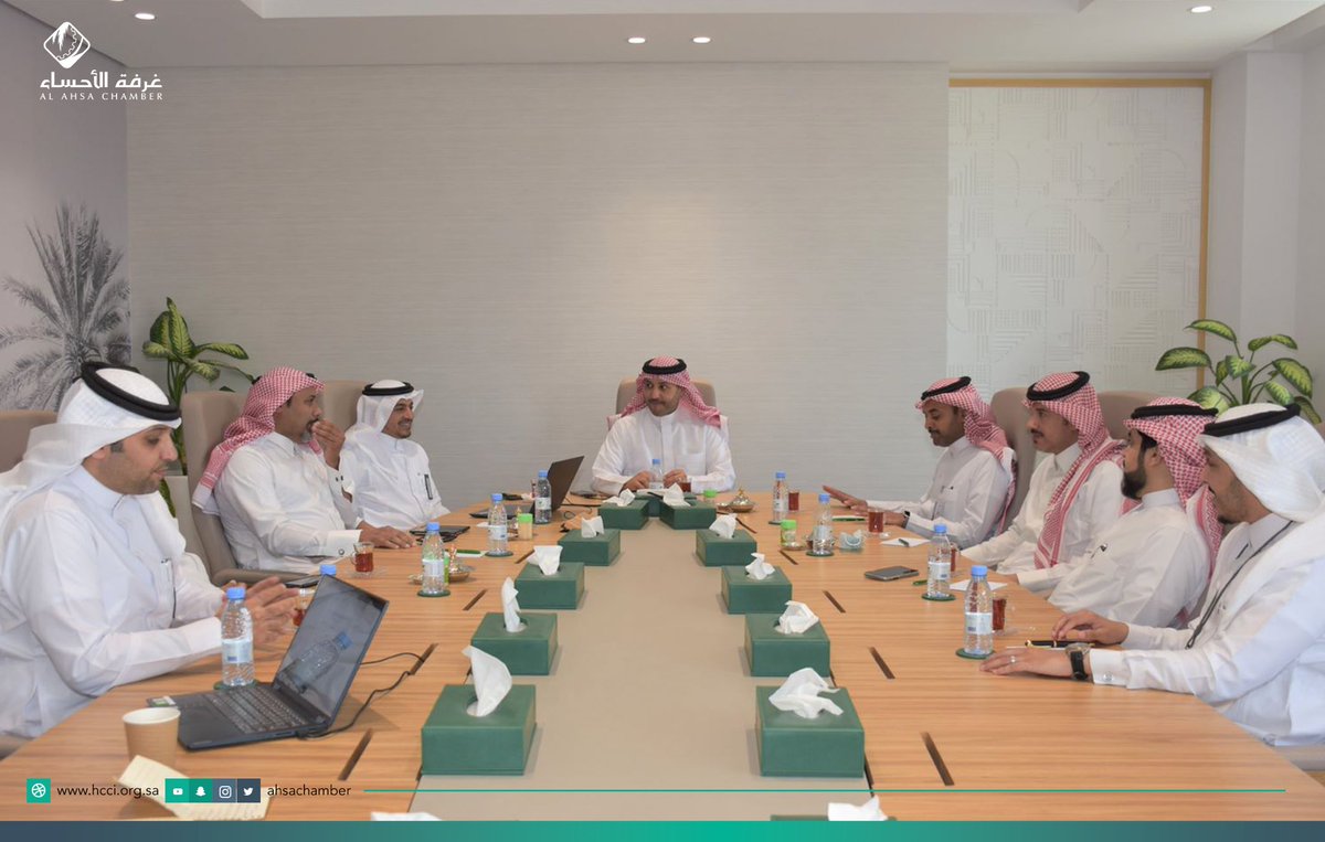 ahsachamber's tweet photo. عقد رئيس لجنة السياحة والترفيه بـ #غرفة_الأحساء الأستاذ محمد العفالق اجتماعاً مع مدير فرع هيئة التراث بالأحساء الأستاذ محمد المطرودي. وتم خلال الاجتماع مناقشة العديد من الموضوعات المتعلقة ببرامج ومشاريع الهيئة بالأحساء والتنسيق لإطلاق حزمة من المبادرات خلال الفترة القادمة. https://t.co/eErho49VfV