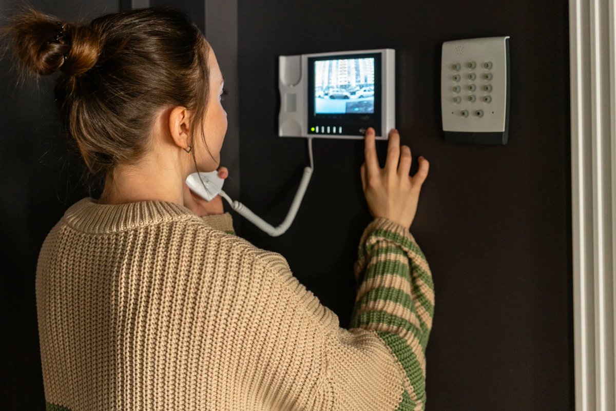 PremierAscot's tweet photo. Home security solutions are a great DIY solution, especially when costs are rising, but may be more ineffective than you think especially where quality is low....
https://t.co/VEWLD7iPym
#homesecurity #securitysolutions #DIYsecurity https://t.co/7YhpycSI5o