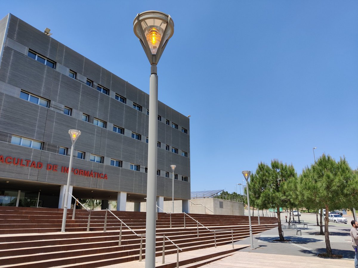 angel17_n's tweet photo. Farolas encendidas de día, pero yo no puedo ir a una sala de estudio porque la cierran para ahorrar en consumo energético. Simplemente Luján. https://t.co/ma1AzEdWBV