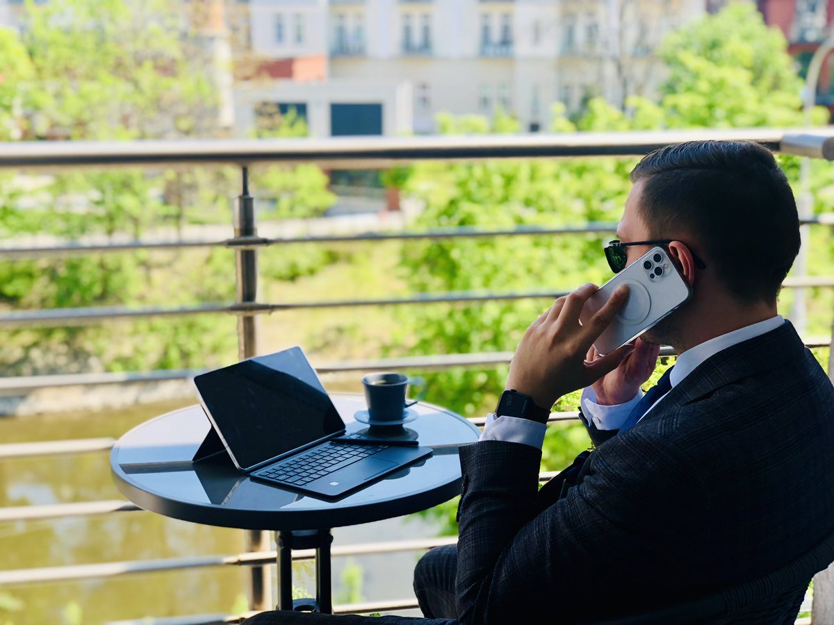 MJTomczak's tweet photo. Piękna pogoda, kawa i balkon, kluczem do efektywnej pracy biurowej☀️ https://t.co/vQWYRgD597