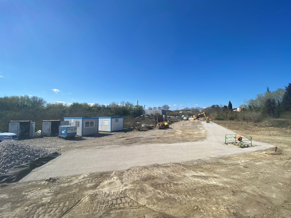 ScamTp's tweet photo. 🚧 Encore un beau #chantier réalisé par @Scamtp : un #travaildéquipe pour la pose d’un collecteur d’assainissement en PRV Ø1000 et de regards PRV Ø1400 et Ø1200 aux points d’entrées et de sorties du micro tunnelier réalisé par @eiffage 👷 👏 https://t.co/OQg8CQWINE