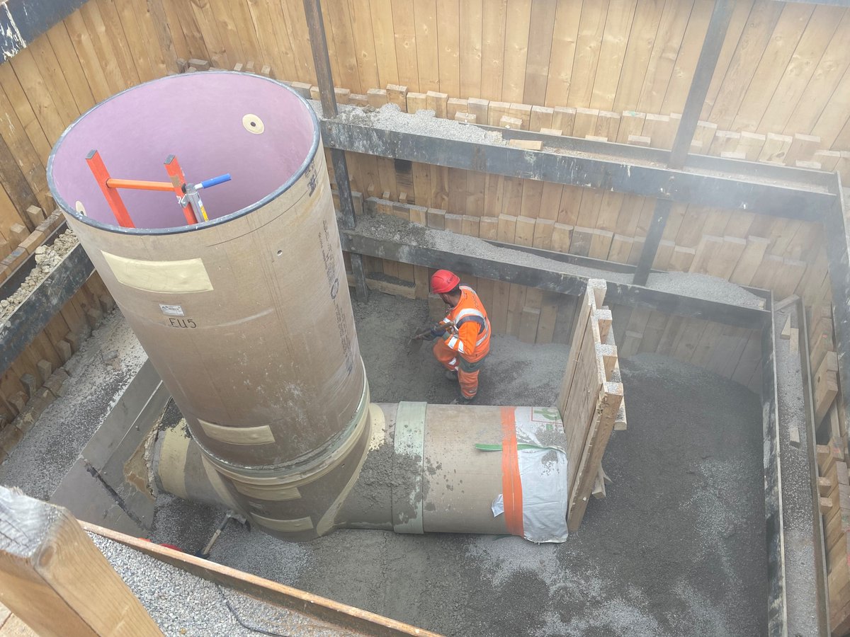 ScamTp's tweet photo. 🚧 Encore un beau #chantier réalisé par @Scamtp : un #travaildéquipe pour la pose d’un collecteur d’assainissement en PRV Ø1000 et de regards PRV Ø1400 et Ø1200 aux points d’entrées et de sorties du micro tunnelier réalisé par @eiffage 👷 👏 https://t.co/OQg8CQWINE