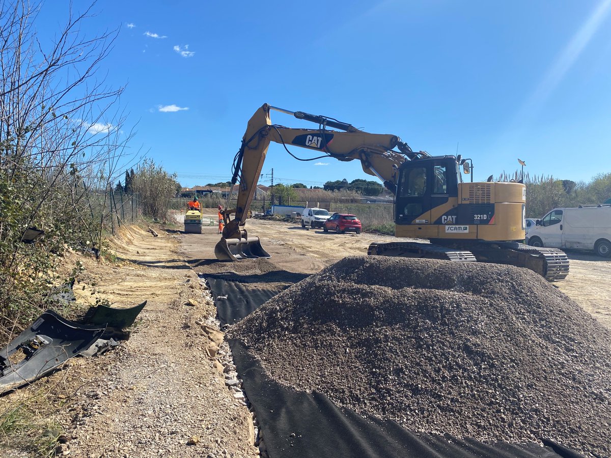 ScamTp's tweet photo. 🚧 Encore un beau #chantier réalisé par @Scamtp : un #travaildéquipe pour la pose d’un collecteur d’assainissement en PRV Ø1000 et de regards PRV Ø1400 et Ø1200 aux points d’entrées et de sorties du micro tunnelier réalisé par @eiffage 👷 👏 https://t.co/OQg8CQWINE