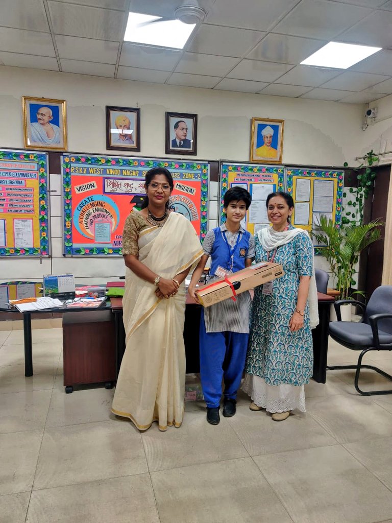 rskv_wvn's tweet photo. Business coach for our school's business blaster team, Mr. Ashwani Wadhwa gifted a laptop to our student Bhoomika Vasvani of class XII K after being impressed by her quest for learning, novel ideas and her passion to achieve greater goals.
@Dir_Education
@DialDeskIndia https://t.co/OqaAOHU6fb