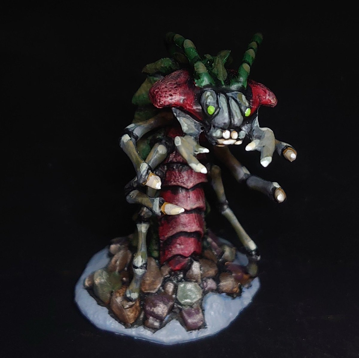 mustard_chan's tweet image. フロストグレイブの貪食虫(デバウアラー)

馬車サイズの虫。
幼虫を吐く！産む、ではない。
掘り進み(飛行の地下版)持ち。

見てもらうとわかると思うんですけど、仮面ライダーV3オマージュのアンケグです。

#Devourer #Ankheg 
#Reaperminis #Reaperminiatures 
#Frostgrave 
#フロストグレイブ