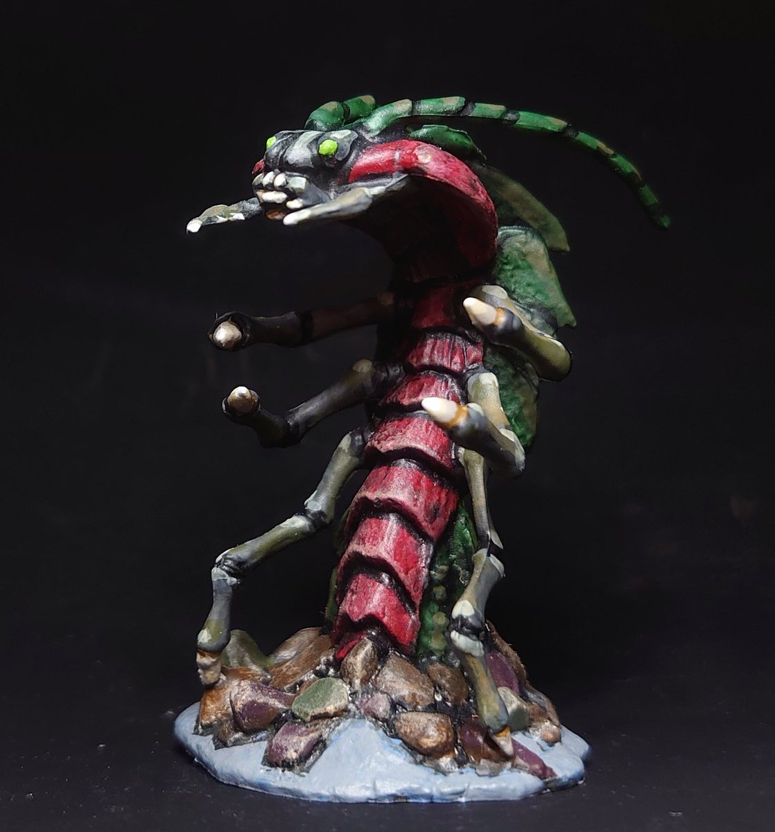 mustard_chan's tweet image. フロストグレイブの貪食虫(デバウアラー)

馬車サイズの虫。
幼虫を吐く！産む、ではない。
掘り進み(飛行の地下版)持ち。

見てもらうとわかると思うんですけど、仮面ライダーV3オマージュのアンケグです。

#Devourer #Ankheg 
#Reaperminis #Reaperminiatures 
#Frostgrave 
#フロストグレイブ