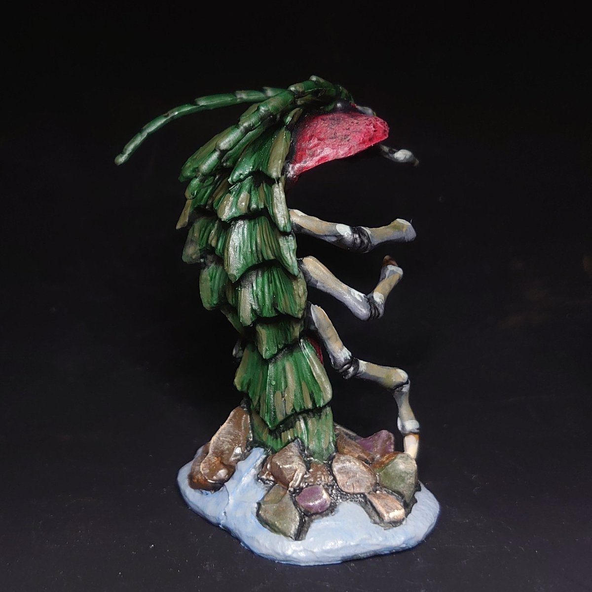 mustard_chan's tweet image. フロストグレイブの貪食虫(デバウアラー)

馬車サイズの虫。
幼虫を吐く！産む、ではない。
掘り進み(飛行の地下版)持ち。

見てもらうとわかると思うんですけど、仮面ライダーV3オマージュのアンケグです。

#Devourer #Ankheg 
#Reaperminis #Reaperminiatures 
#Frostgrave 
#フロストグレイブ