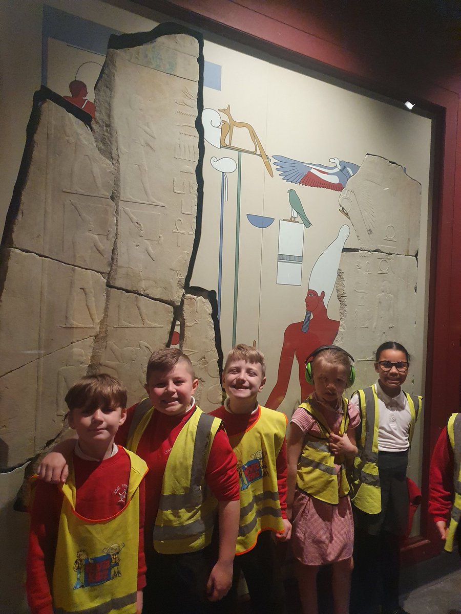 dosbarth3PG's tweet photo. Super happy faces loving the exhibits 😍 @YsgolEmmanuel https://t.co/xcZ9hLjHOZ