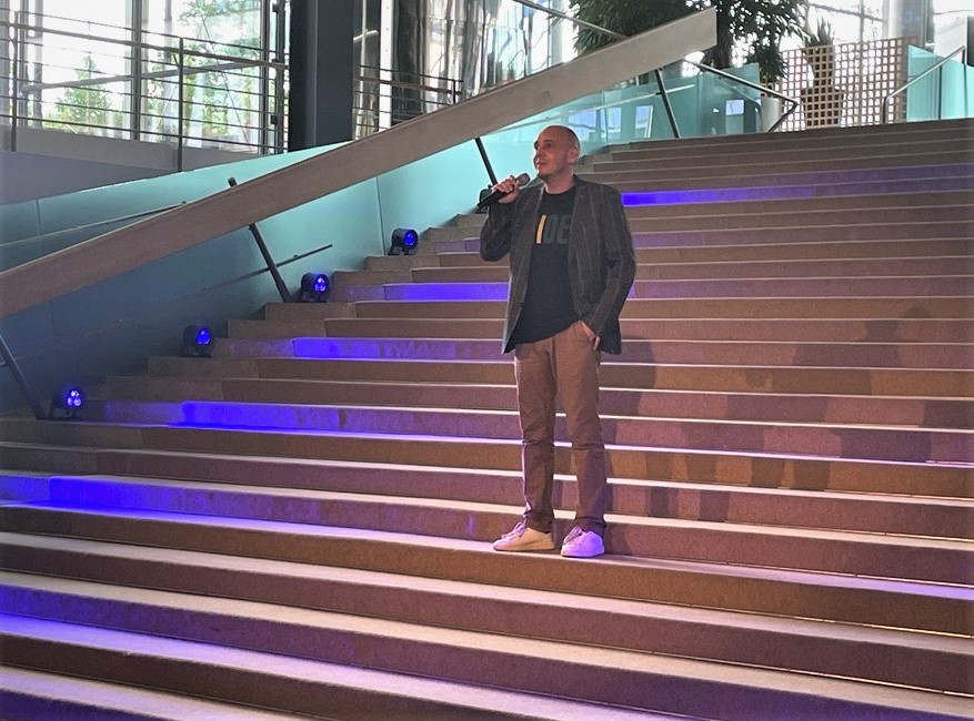 BWI_IT's tweet photo. Wieso braucht es Innovationseinheiten? Matthias Görtz, CTO der BWI, ist überzeugt: #Innovation gelingt nur zusammen. „Wir brauchen unglaublich viele Ideen, die wir eigentlich nur gemeinsam generieren können.“ #innoX #Schmiede @CIHBw https://t.co/zuC9vzgbYT