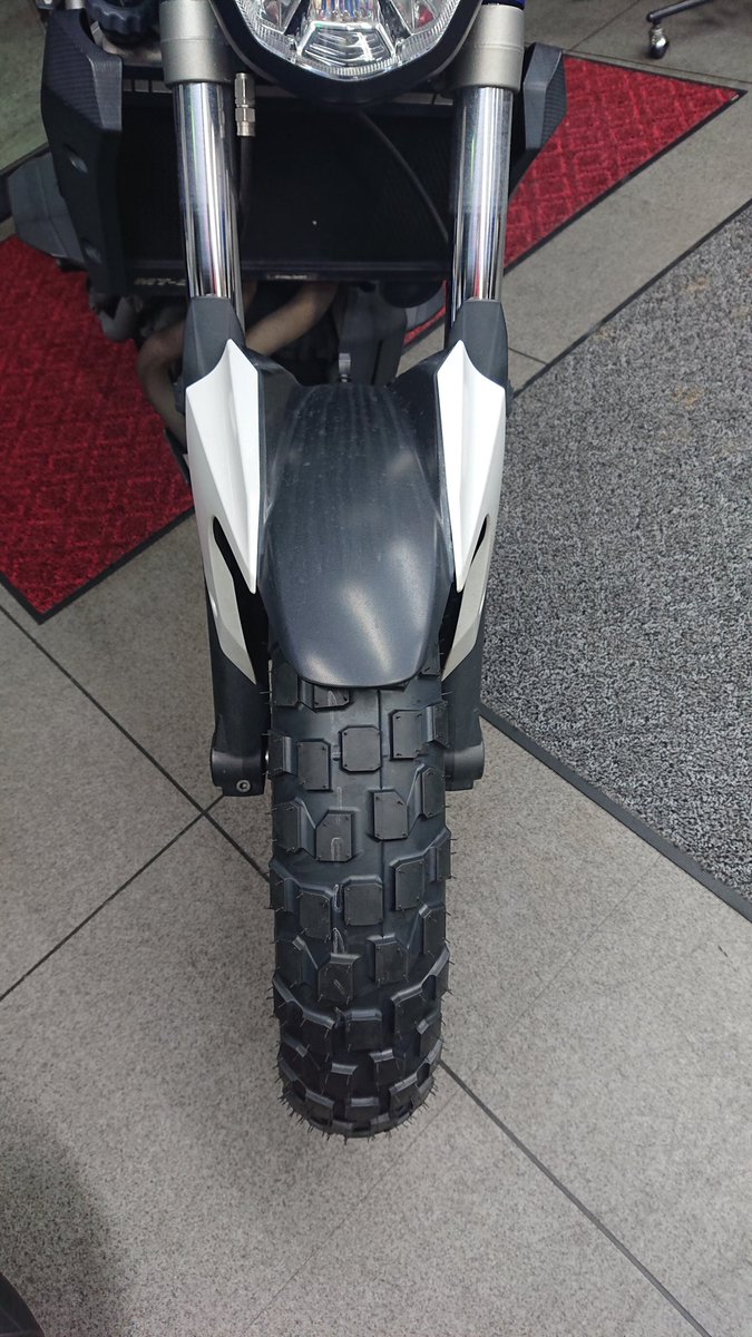 ysphiyoshi's tweet photo. あえて110にしてみたが…😓
#新作タイヤ #17インチ #GP21 https://t.co/kluGW1wGHm