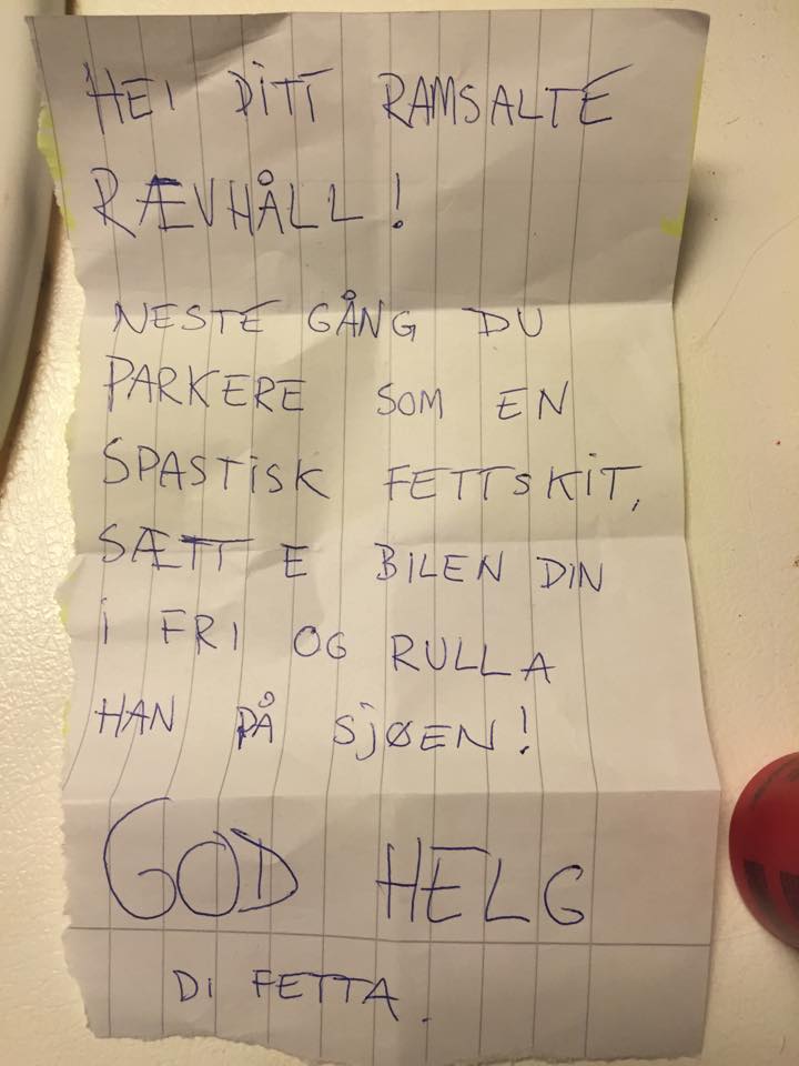 PernilleHuseby's tweet image. Sju år sia den legendariske lappen her lå på bilruta.❤️ Har parkert som en spastisk fettskit opp til fleire ganga i løpet av dem åra, uten at nokken har brydd se. :(