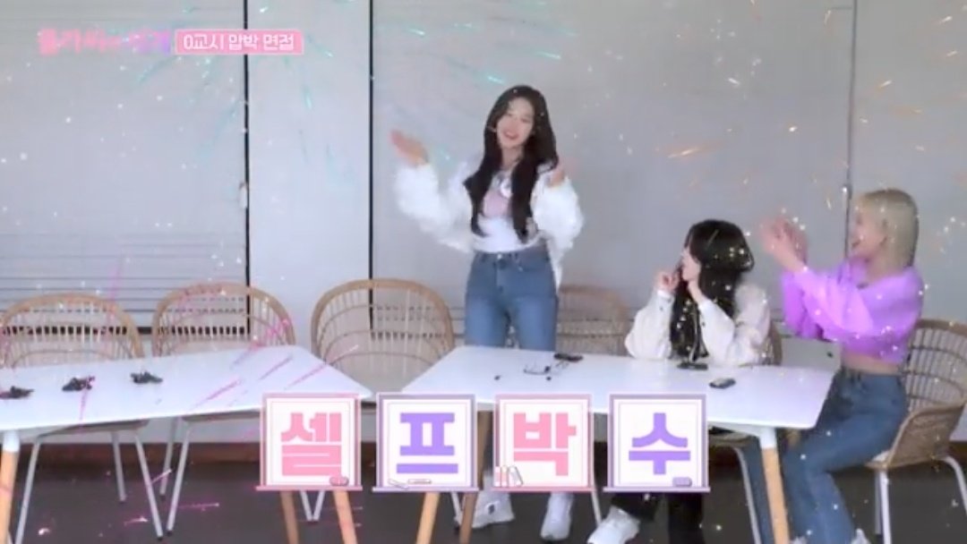 ตลกมากก็คือ mc ถามรีวอนว่าคิดว่าใครเป็นอับดับ 1 ด้ายวิชวลของคลาสซี่ละน้องบอกว่าฮยองซอออนนี่ละรีแอคพี่แกแบบโว๊ววว ' ตัวจริงของฉันสวยขนาดนั้นแหละค่ะ ' 555555555