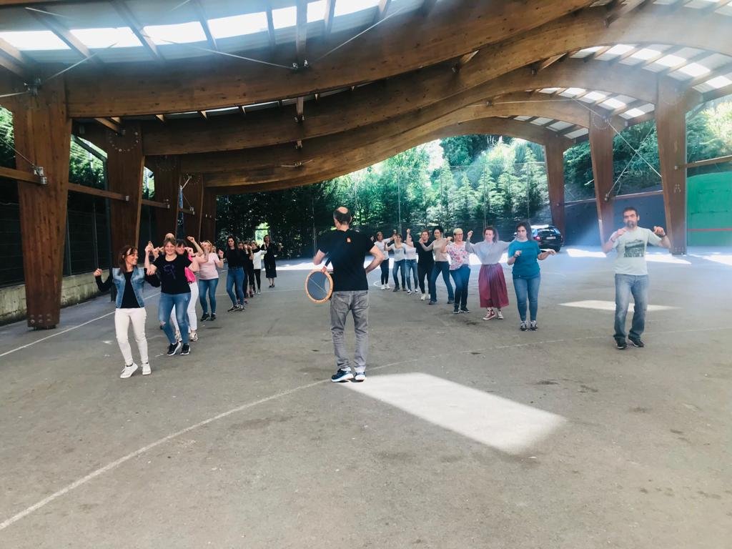 aikotaldea's tweet photo. Ibilaldia Dantzan AIKO Taldearekin maiatzaren 6ko tailerrean. Datorren ostiralean, 13an 17:00tan berriz ekingo diogu. Zatoz dantzara! @Ibilaldia @AbusuIkastola #ibilaldia2022 #AikoTaldea #Abusu #basquedance #dantza https://t.co/A0IBVjYVIi