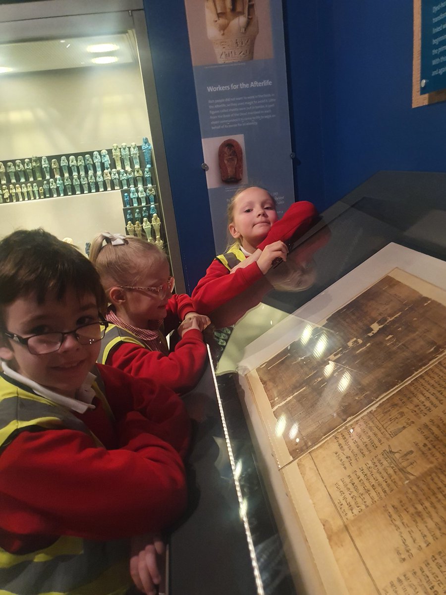 dosbarth3PG's tweet photo. Super happy faces loving the exhibits 😍 @YsgolEmmanuel https://t.co/xcZ9hLjHOZ
