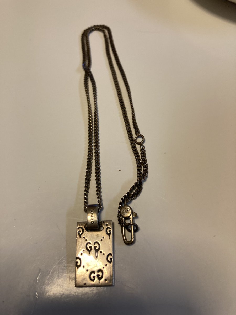 ryo___des's tweet photo. 元奥さんに貰ったネックレス
見てると気持ち悪くなるのでプレゼントします

GUCCIの本物
箱などありません
着払いで欲しい人

リツイートしてくれたフォロワーの人に譲ります

新品じゃないけどご了承をー https://t.co/6Wknwa3iTP