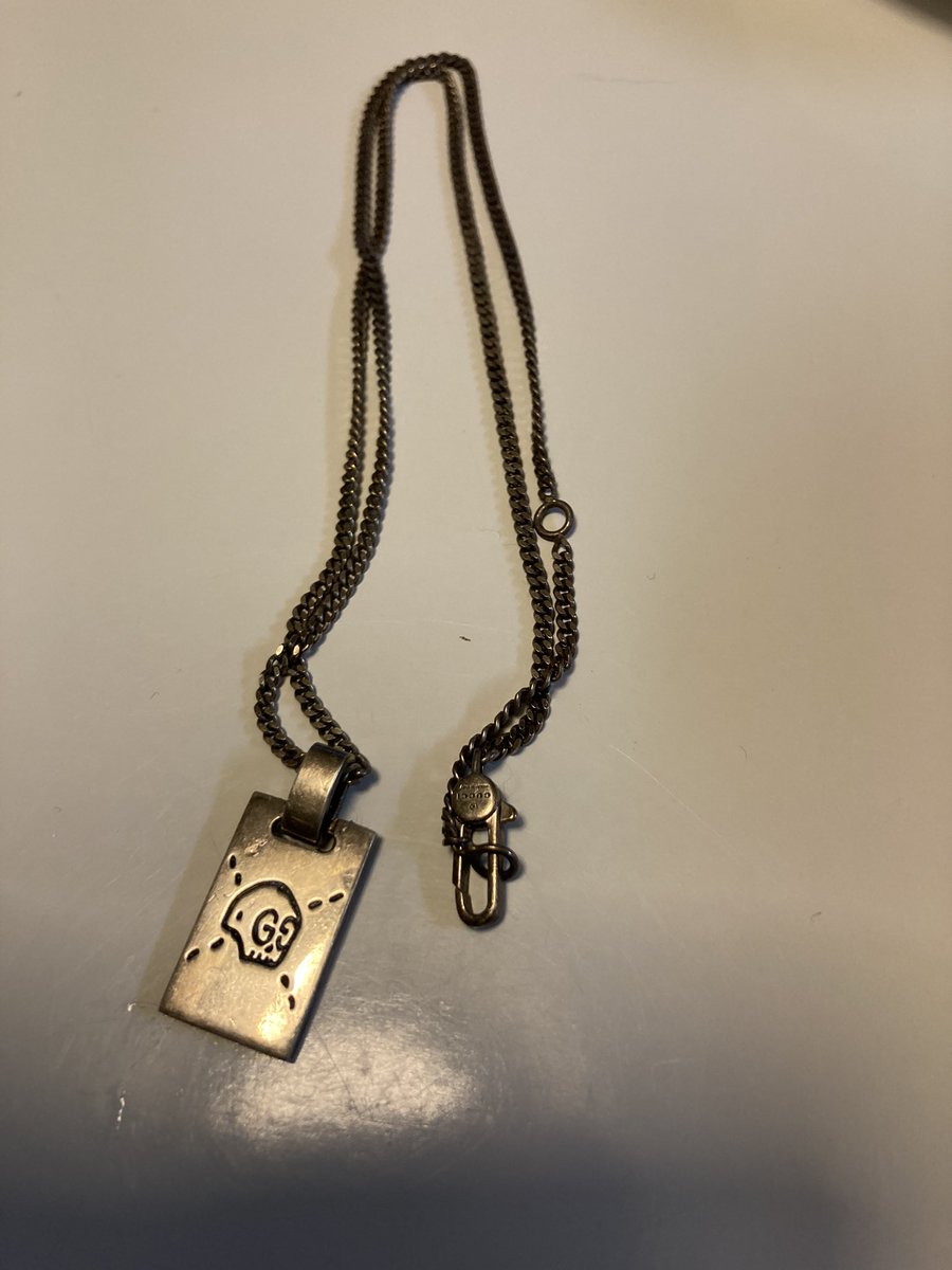 ryo___des's tweet photo. 元奥さんに貰ったネックレス
見てると気持ち悪くなるのでプレゼントします

GUCCIの本物
箱などありません
着払いで欲しい人

リツイートしてくれたフォロワーの人に譲ります

新品じゃないけどご了承をー https://t.co/6Wknwa3iTP
